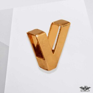 آویز حرف سه بعدی V